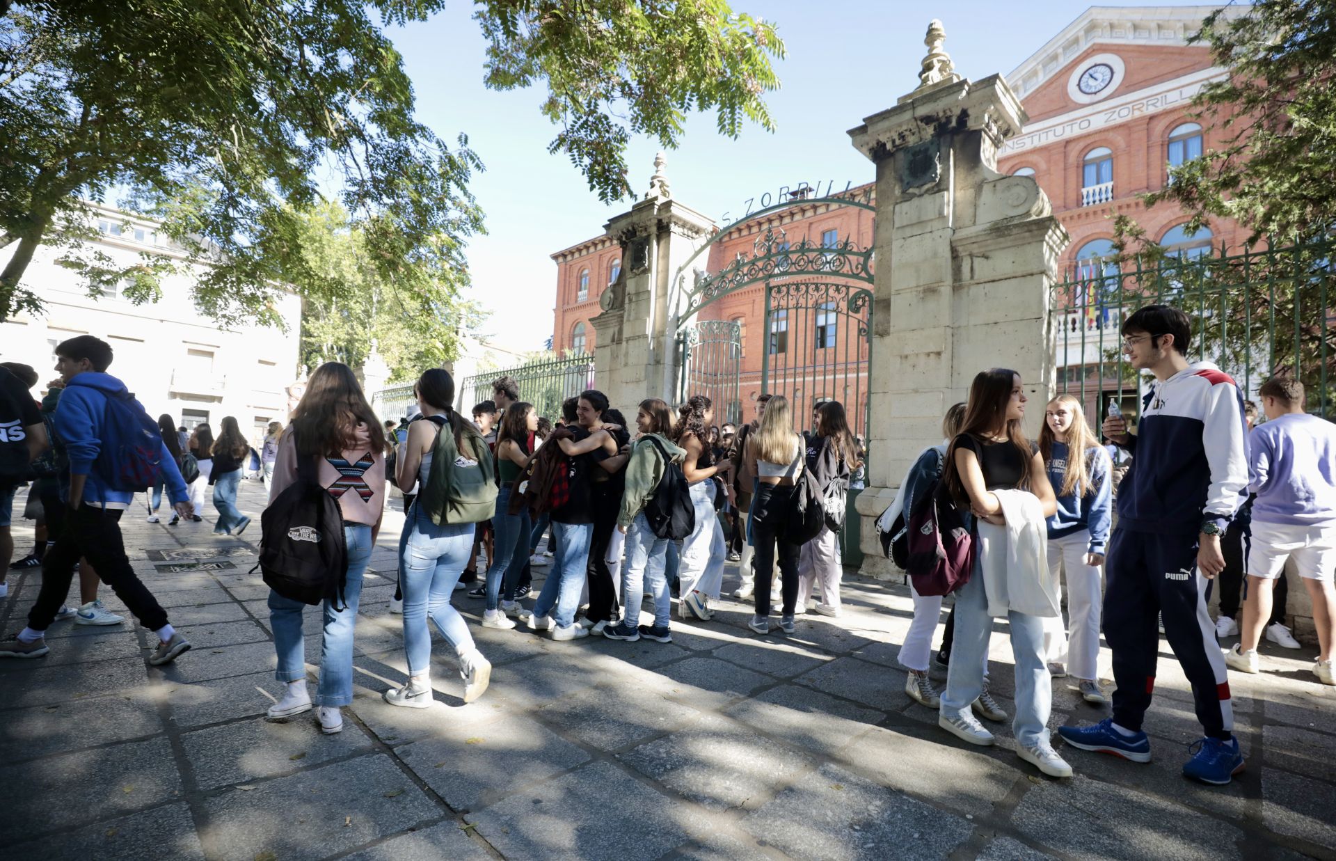 Alumnos del Instituto Zorrilla, de Valladolid, en la entrada al recinto educativo.