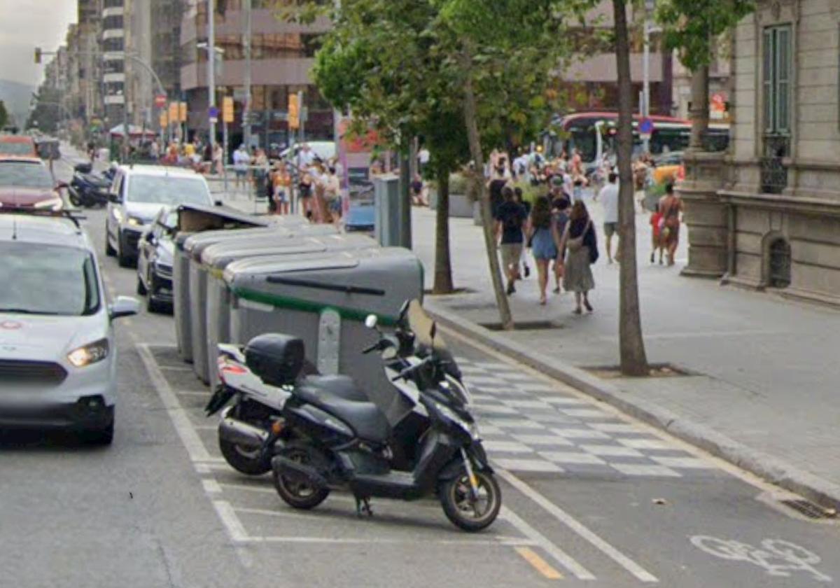 Señales damero en un carril bici de Barcelona.