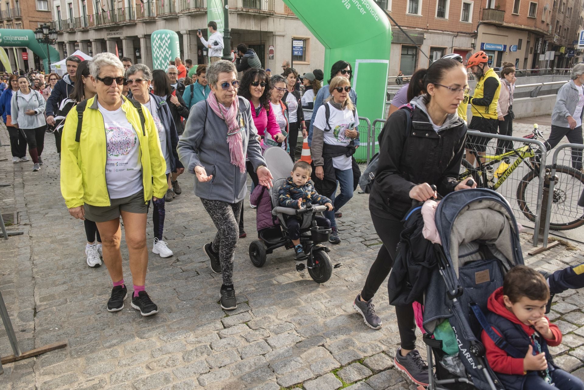 Fotografías de la marcha contra el cáncer de mama 2024