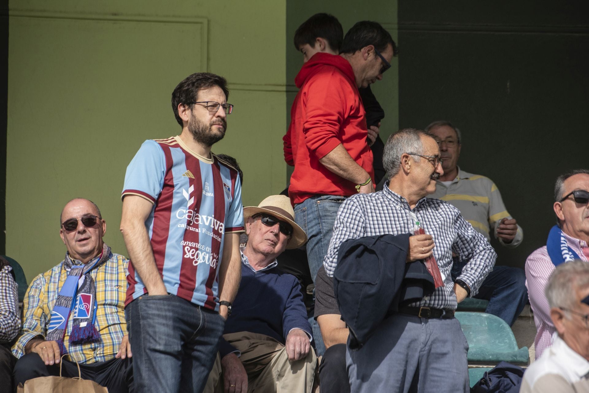 Búscate en las gradas de La Albuera durante el Segoviana vs Real Unión