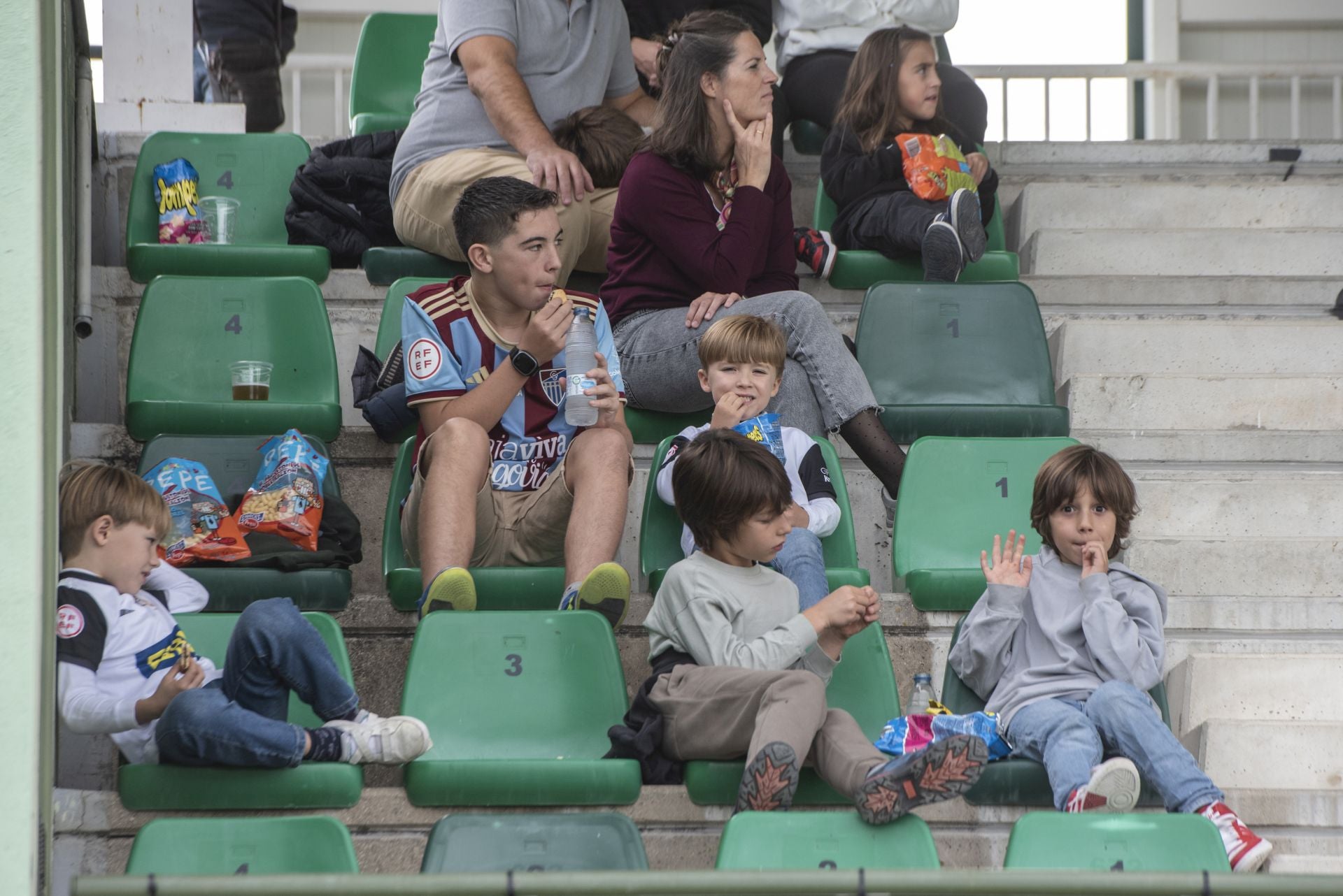 Búscate en las gradas de La Albuera durante el Segoviana vs Real Unión