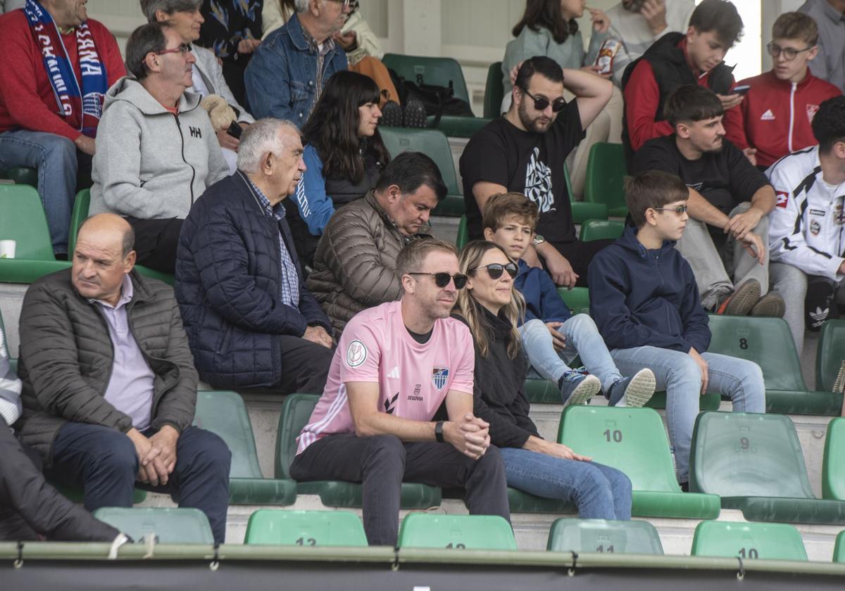 Búscate en las gradas de La Albuera durante el Segoviana vs Real Unión