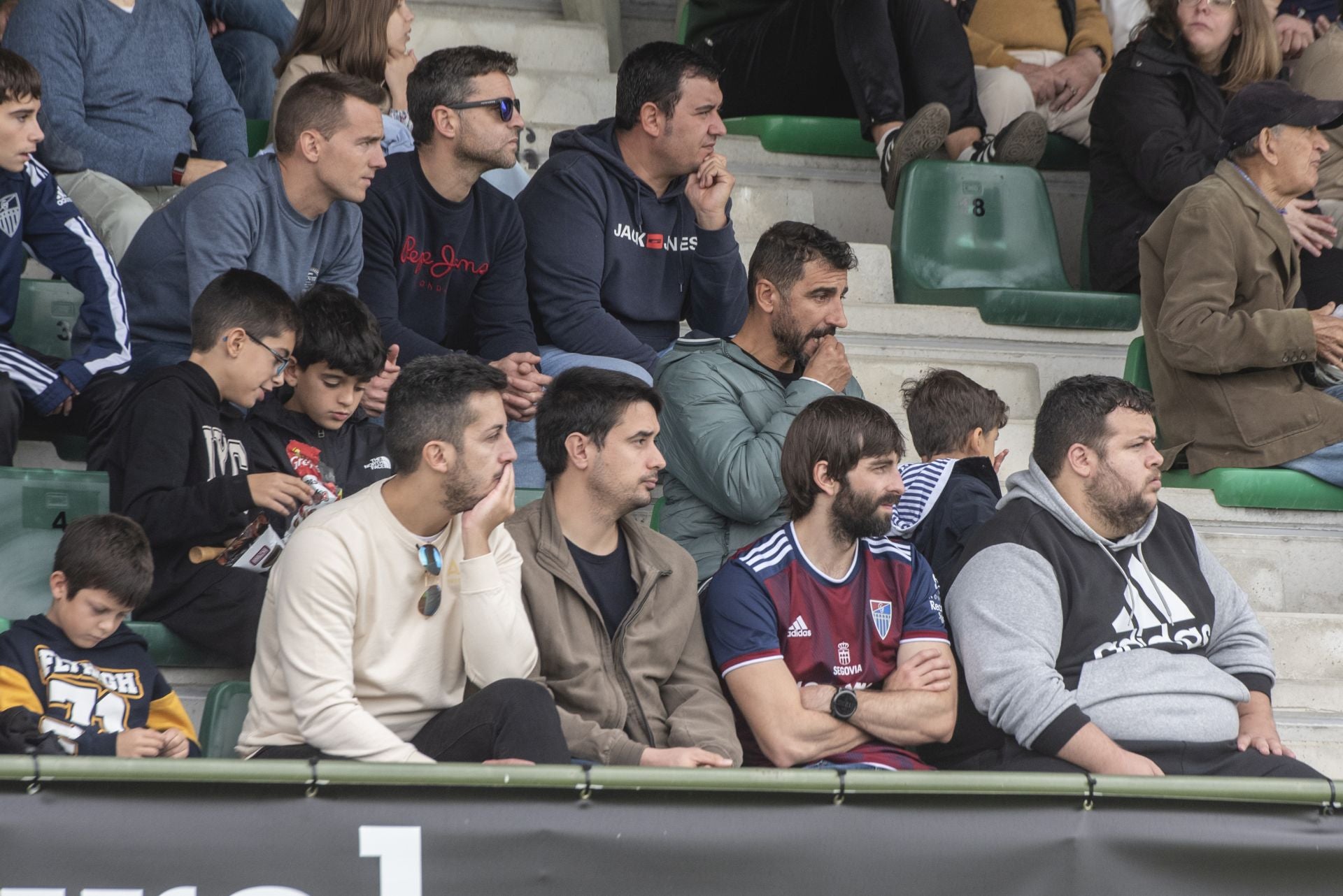 Búscate en las gradas de La Albuera durante el Segoviana vs Real Unión