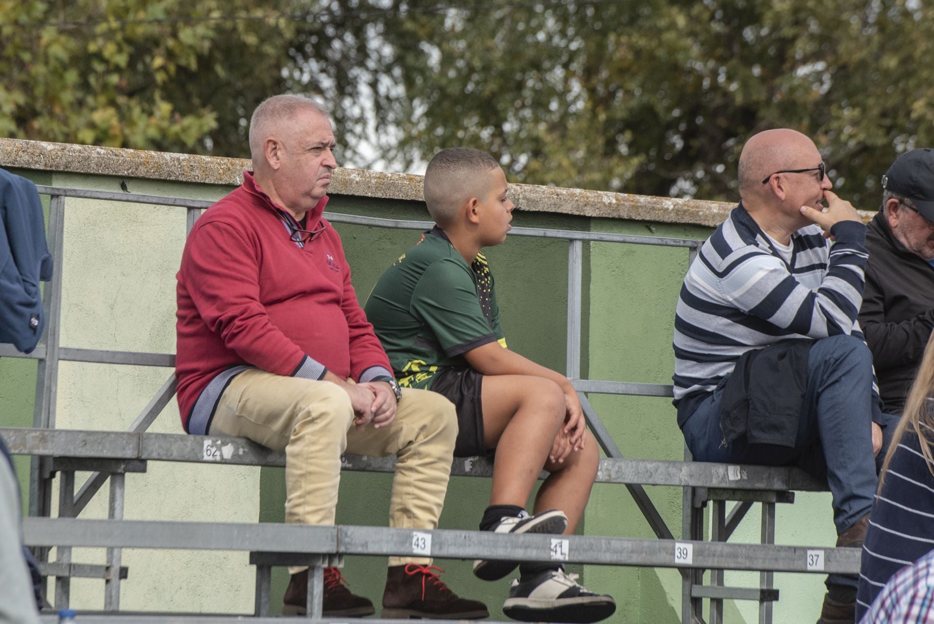 Búscate en las gradas de La Albuera durante el Segoviana vs Real Unión