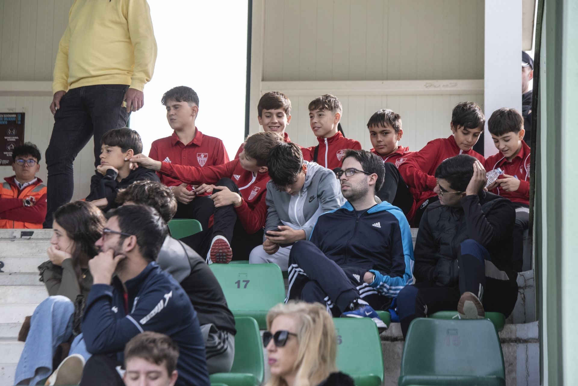 Búscate en las gradas de La Albuera durante el Segoviana vs Real Unión