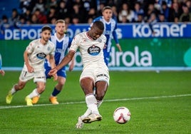 Sylla golpea el balón desde el punto de penalti para marcar el tanto del empate a uno frente al Alavés.