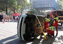 Simulacro de una intervención de bomberos en el parque del Salón.