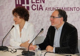 Julio César Miguel, presidente de Apetic, con la concejala de Impulso Económico, Judith Castro, este lunes en el Ayuntamiento.