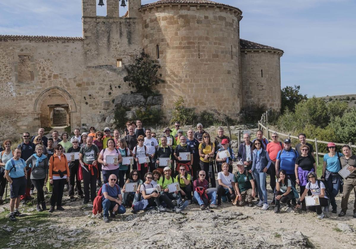 Foto de familia de los participantes en la caminata.