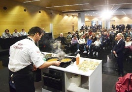 Un chef realiza en directo un pincho durante un anterior concurso gastronómico.