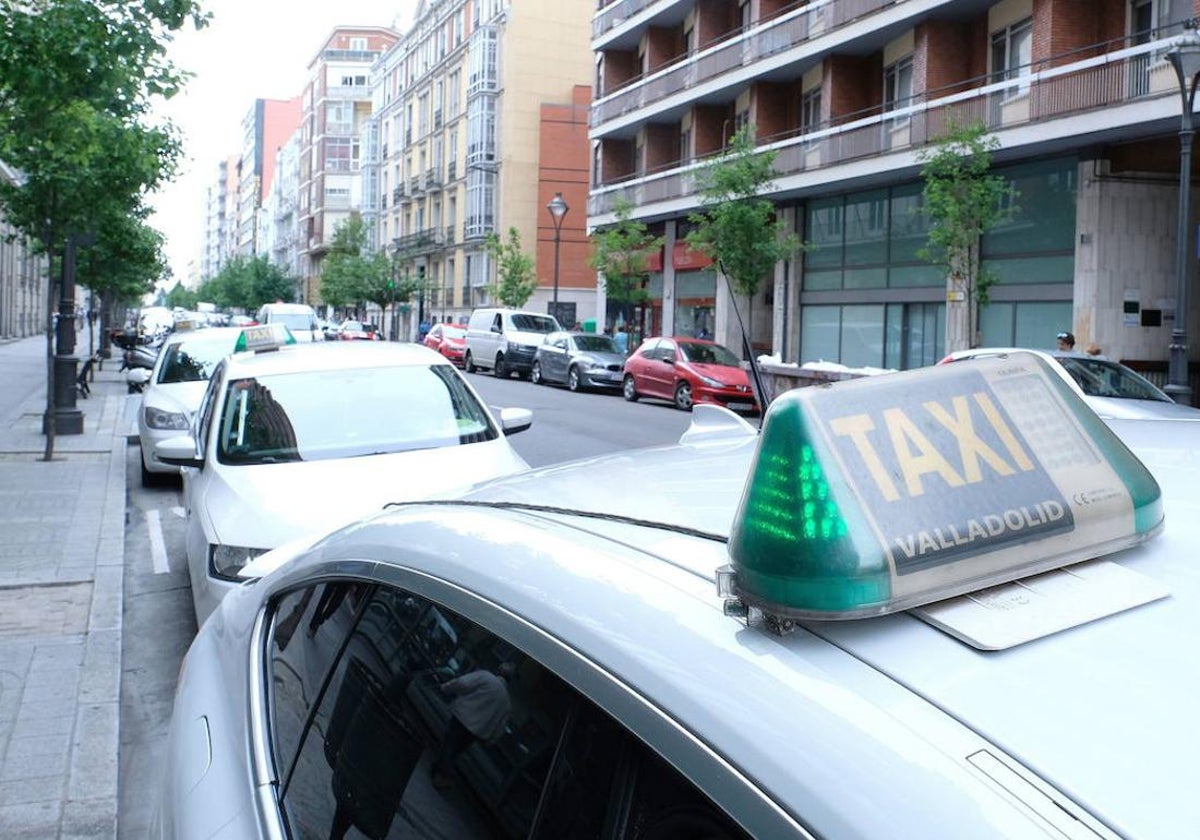 55 jubilados pagan 14.000 euros en taxis desde Benidorm a Valladolid por el caos ferroviario