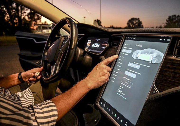 Los coches eléctricos en la actualidad son capaces de brindar autonomías de varios cientos de kilómetros, aunque la infraestructura no siempre cubre las necesidades.