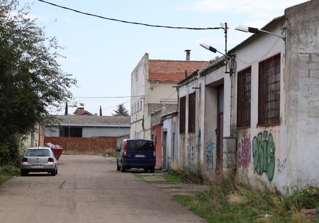 La calle Nueva Diez Metros se urbanizará con aceras y redes de abastecimiento y saneamiento.