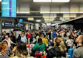 Cientos de personas esperan en la estación de Atocha, el pasado sábado, tras el desarrilamiento de un tren en el túnel de Chamartín.