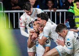 Los jugadores del Pucela celebran el tercer tanto del partido en Vitoria.