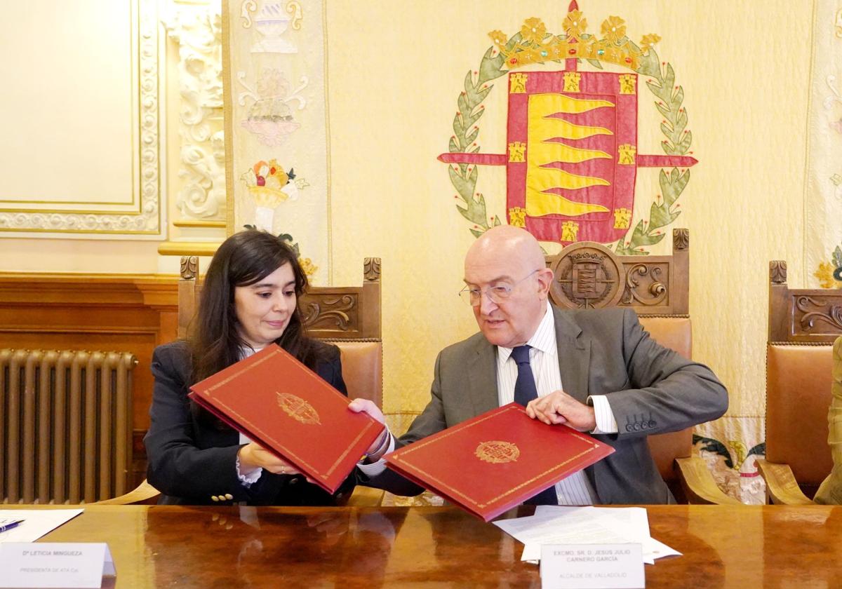 El alcalde, Jesús Julio Carnero, y la presidenta de ATA en Castilla y León, Leticia Mingueza, este martes durante la firma del convenio para apoyar a los autónomos.