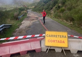 Carretera de acceso a El Golobar.