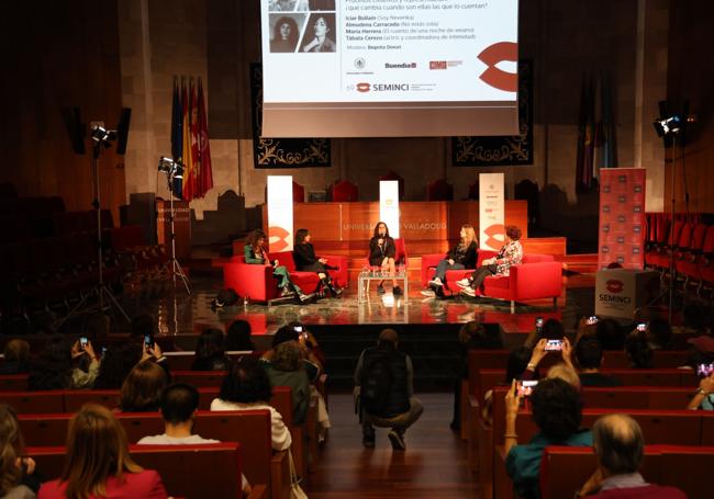 María Herrera, Tábata Cerezo, Almudena Carracedo e Iciar Bollaín, en el paraninfo de la UVA.