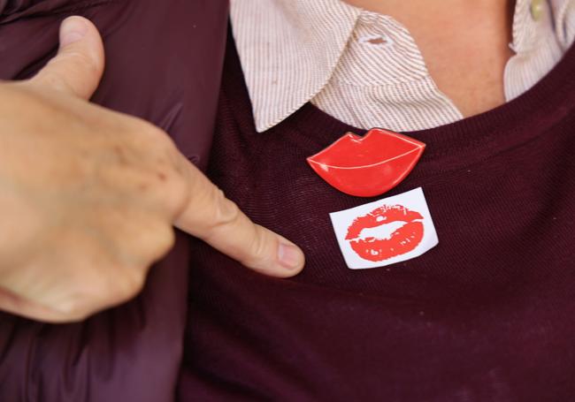 Algunos de los espectadores portan pegatinas con el antiguo logo del festivali.