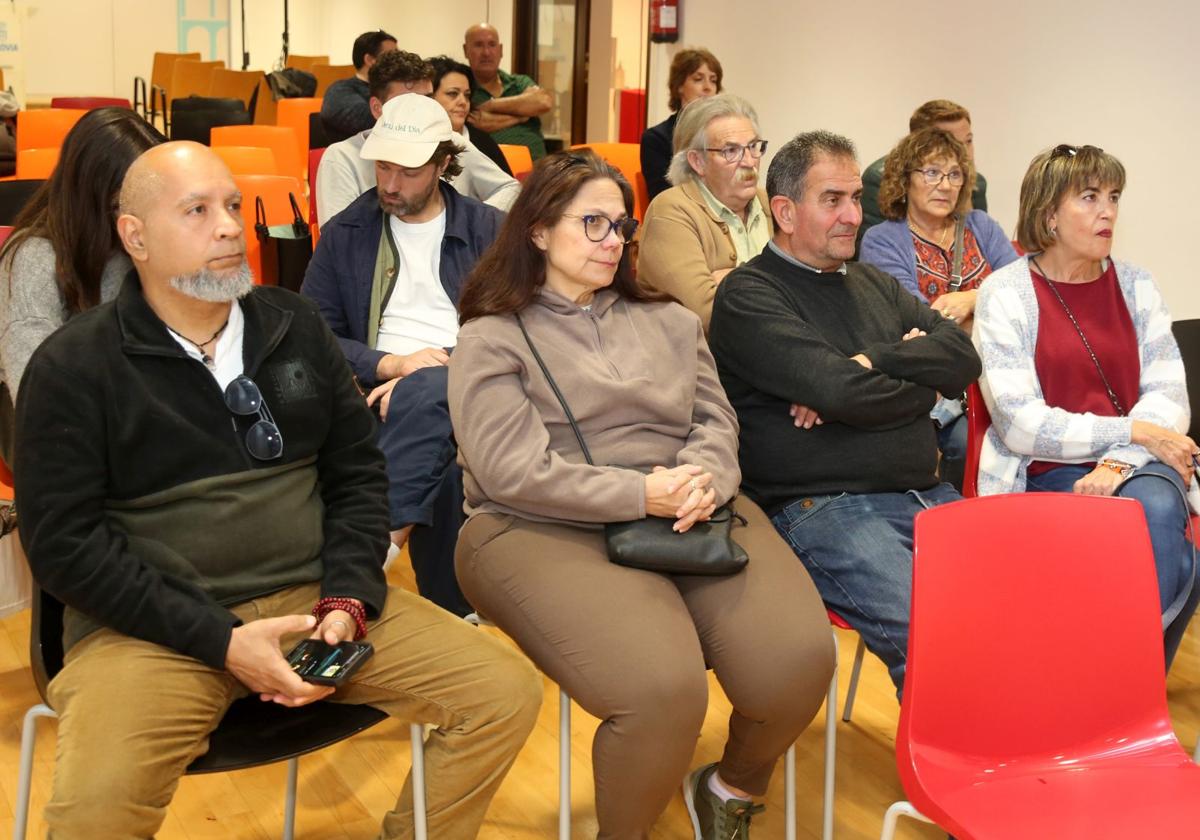 Algunos comerciantes asisten este martes a la reunión con el concejal José Luis Horcajo sobre el mercado de Los Huertos.