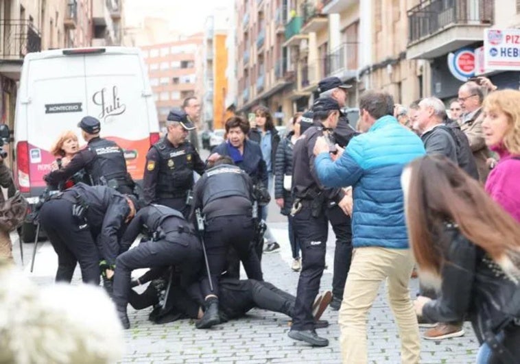 Cargas policiales durante la protesta en la Plaza del Oeste.