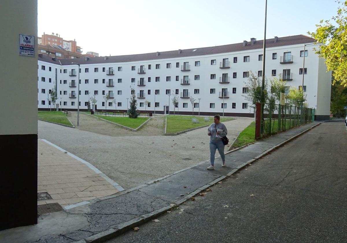 Imagen principal - Arriba, el único acceso a la plaza que carece de verja. Debajo, a la izquierda, el cartel de obra para la 'entrada del personal'. A la derecha, aceras de brea en el perímetro de la plaza por el paseo del Cid visto desde Puente Colgante.