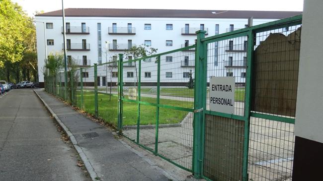 Imagen después - La verja del cuartel en 2015, cuando fue cerrado, y en la actualidad (2024), con la plaza ya abierta.