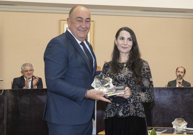 Carmen Palomo recibe el accésit de manos del presidente de la Diputación , Miguel Ángel de Vicente, en el acto de entrega de premios de este martes.