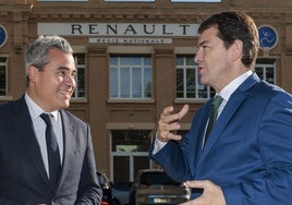 Josep María Recasens, director general de Renault España, y el presidente de la Junta de Castilla y León, Alfonso Fernández Mañueco, este martes en París.