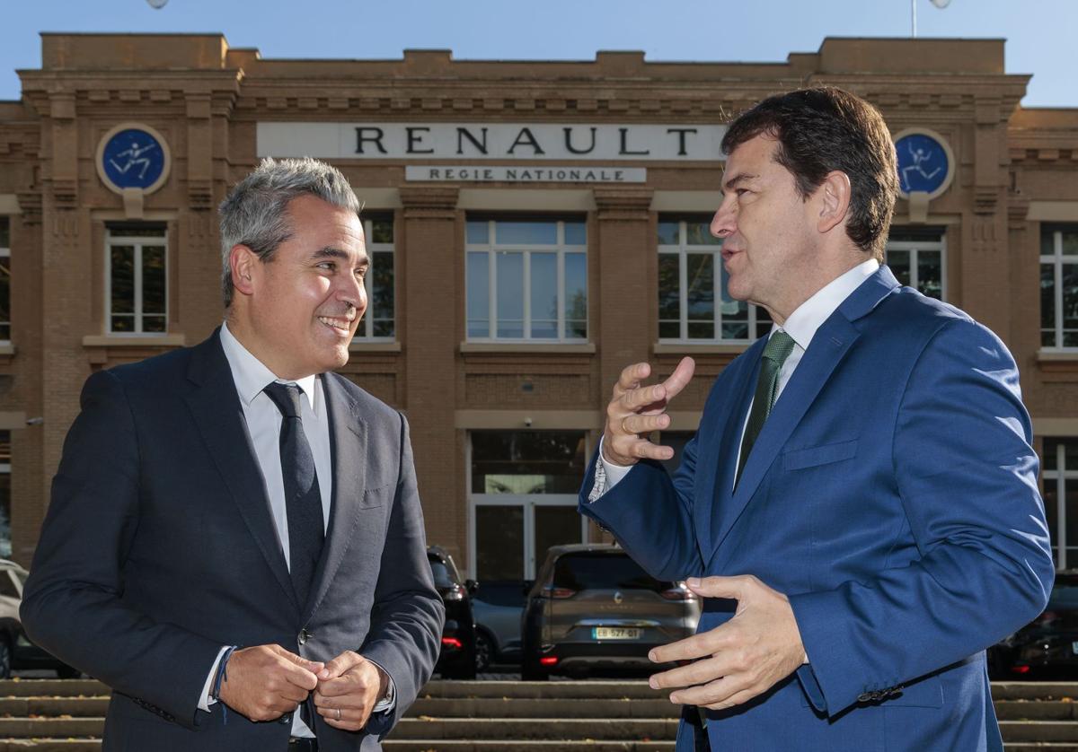 Josep María Recasens, director general de Renault España, y el presidente de la Junta de Castilla y León, Alfonso Fernández Mañueco, este martes en París.