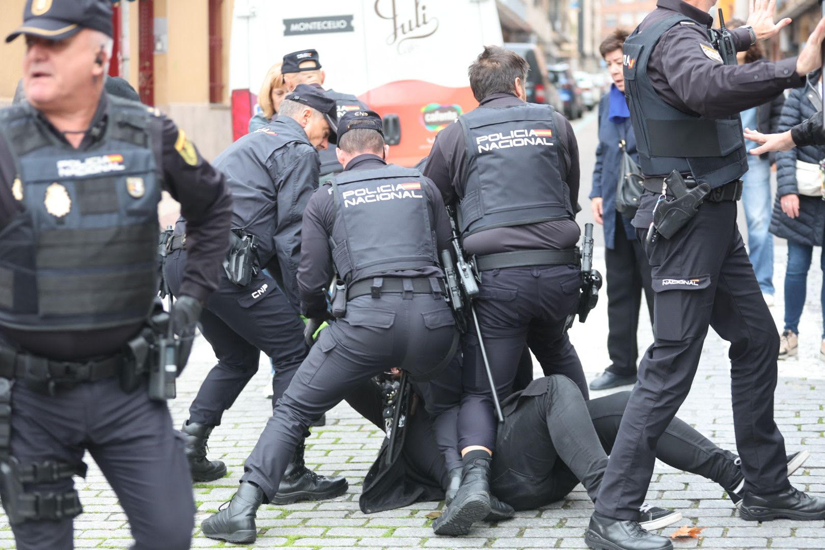 Protesta vecinal por la tala de árboles e intervención policial en Salamanca