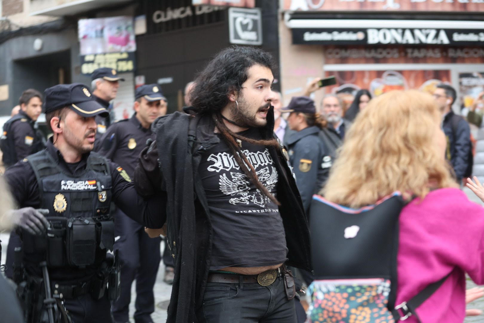 Protesta vecinal por la tala de árboles e intervención policial en Salamanca