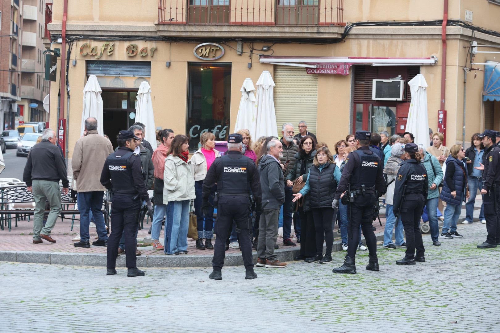 Protesta vecinal por la tala de árboles e intervención policial en Salamanca