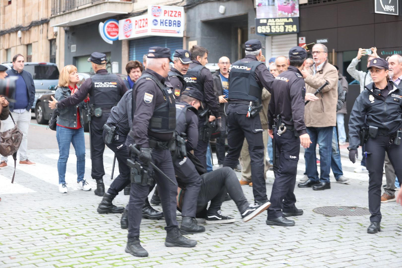 Protesta vecinal por la tala de árboles e intervención policial en Salamanca