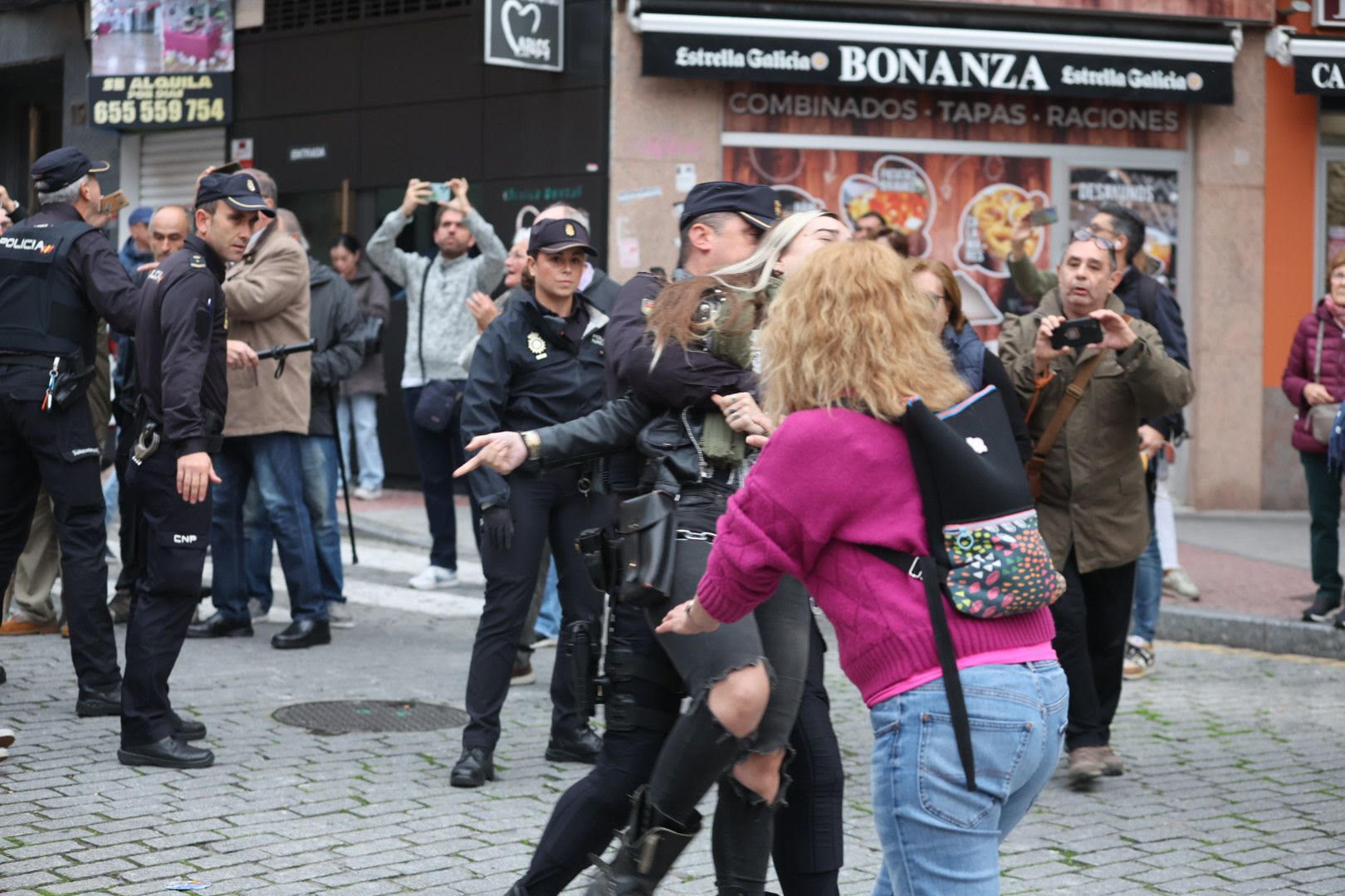 Protesta vecinal por la tala de árboles e intervención policial en Salamanca