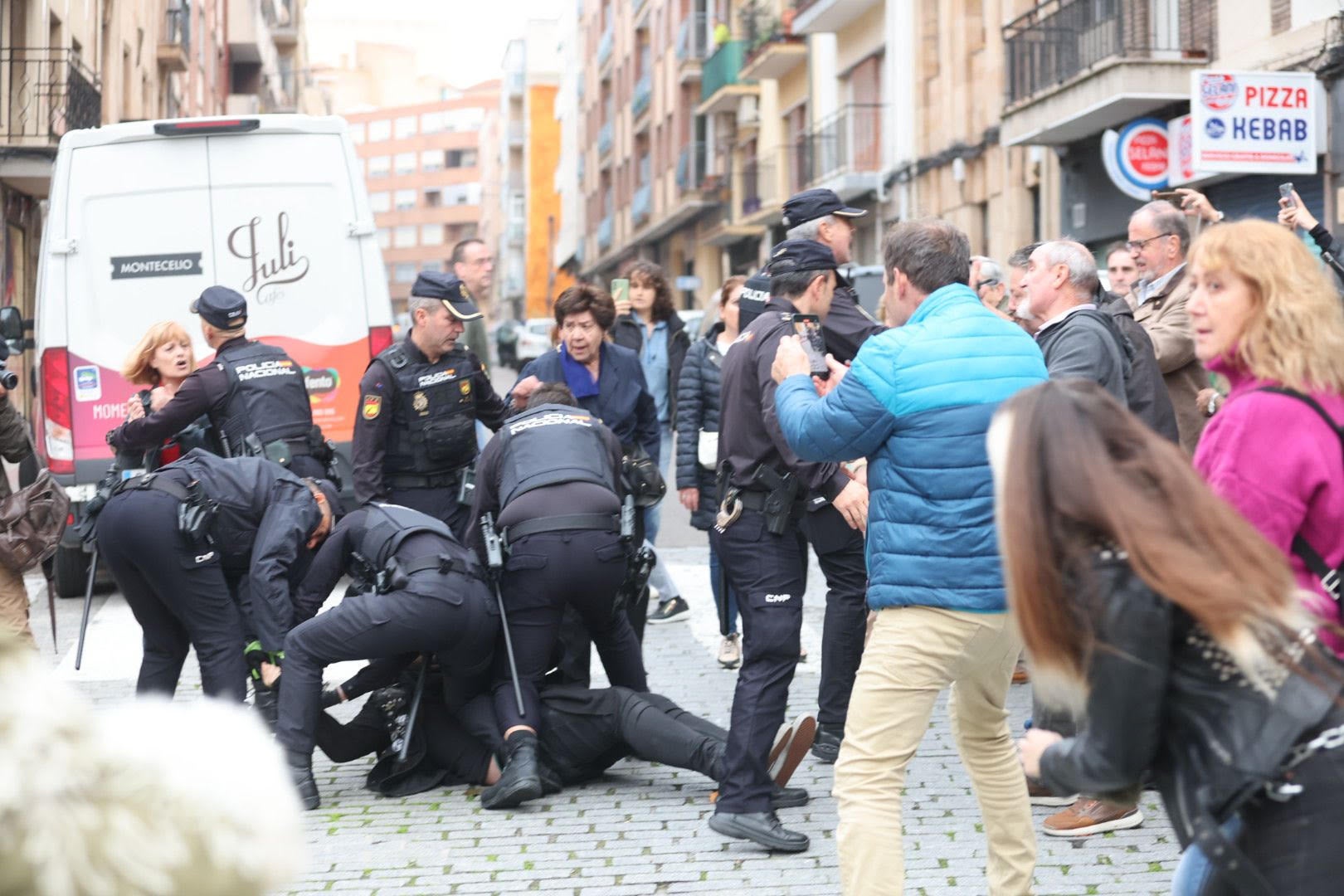 Protesta vecinal por la tala de árboles e intervención policial en Salamanca