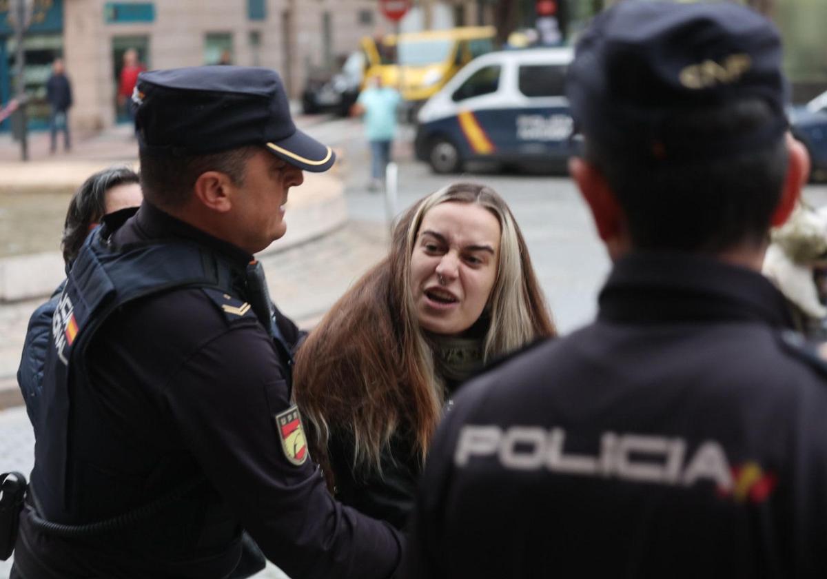 Protesta vecinal por la tala de árboles e intervención policial en Salamanca