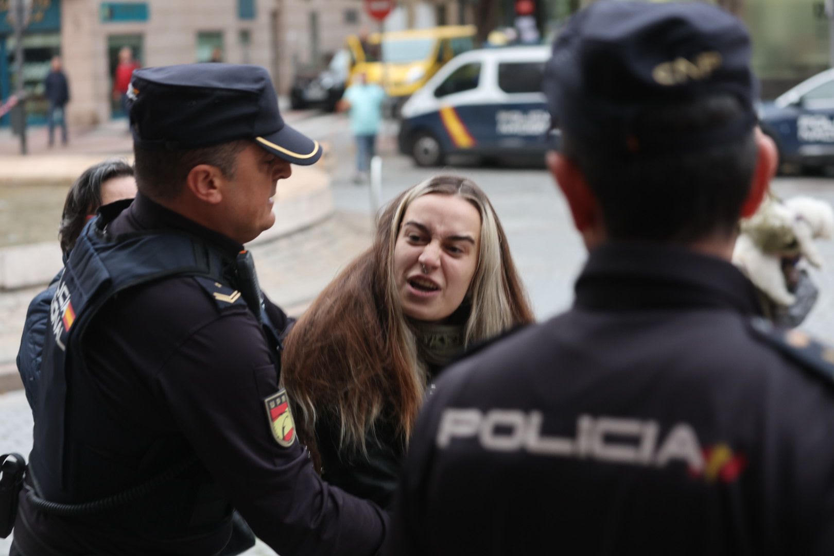 Protesta vecinal por la tala de árboles e intervención policial en Salamanca