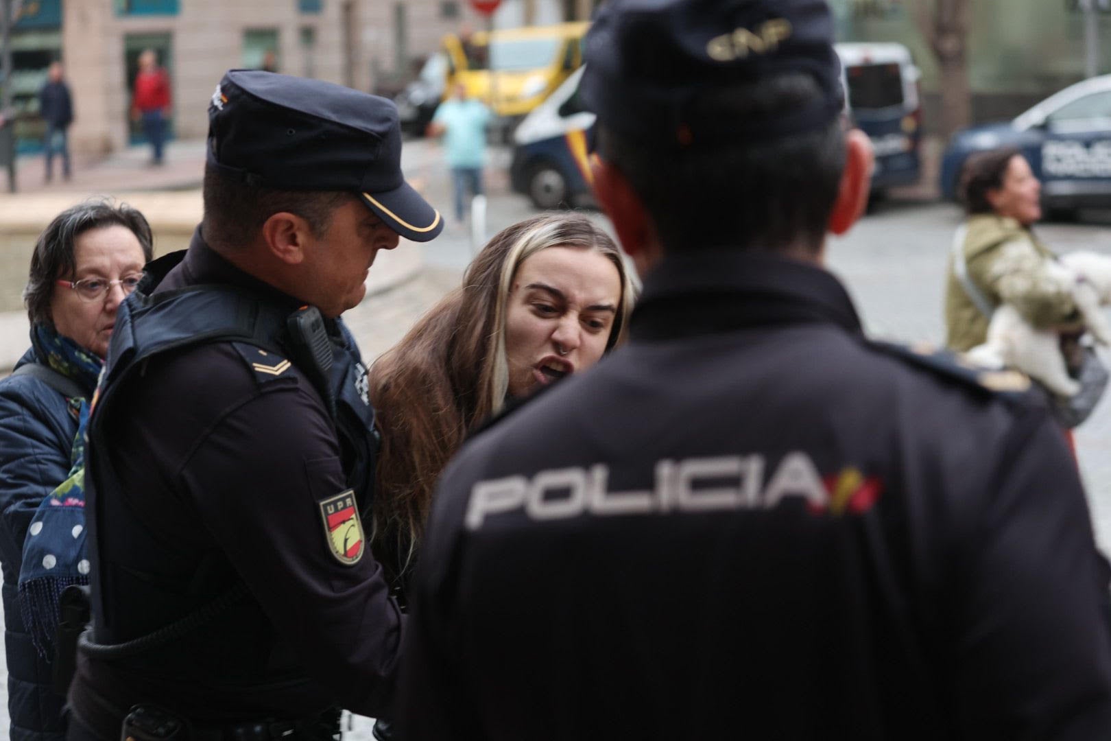 Protesta vecinal por la tala de árboles e intervención policial en Salamanca