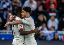 Raúl Moro abraza a Sylla tras el gol que inició la remontada del Real Valladolid ante el Alavés.