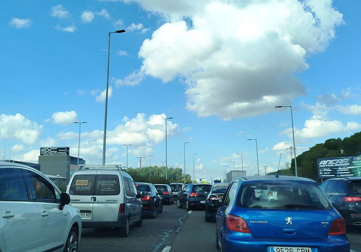 Atascos registrados esta tarde en la carretera de Madrid por el colapso generado por las obras en la VA-30.