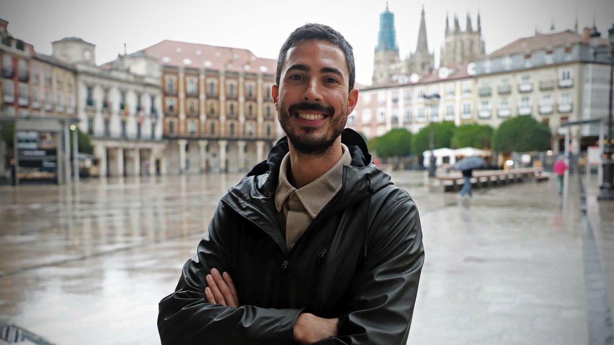 Alberto León posa en la plaza mayor de Burgos.