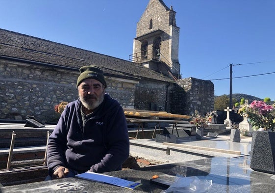 José Antonio Santín, enterrador de Villaverde de la Abadía, muestra su pesar por un desgraciado suceso que ha conmocionado a todo el pueblo.