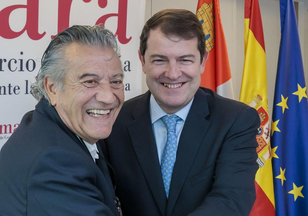 El director general de Drylock en España y Portugal, Miguel Ángel González (izq.), y el presidente de la Junta, Alfonso Fernández Mañueco, se abrazan en Bruselas tras la reunión de este miércoles.