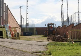 Un operario abre una zanja alrededor del campo de La Albuera.