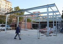 Estructura levantada en la parte delantera de la cafetería.