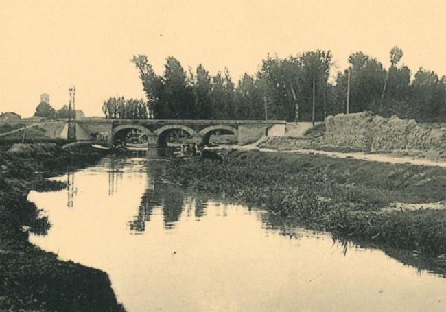 Hacia 1910. El puente Encarnado al fondo y mujeres lavando en una y otra orilla.