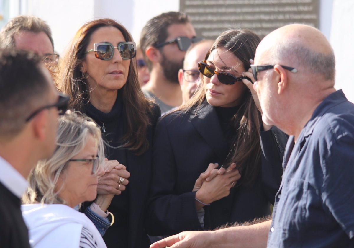 Paz Padilla en el funeral de su hermano Luis, acompañada por su hija Anna Ferrer, y demás familiares.