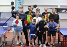 Integrantes del Seghos Tenis de Mesa, con sus palas.