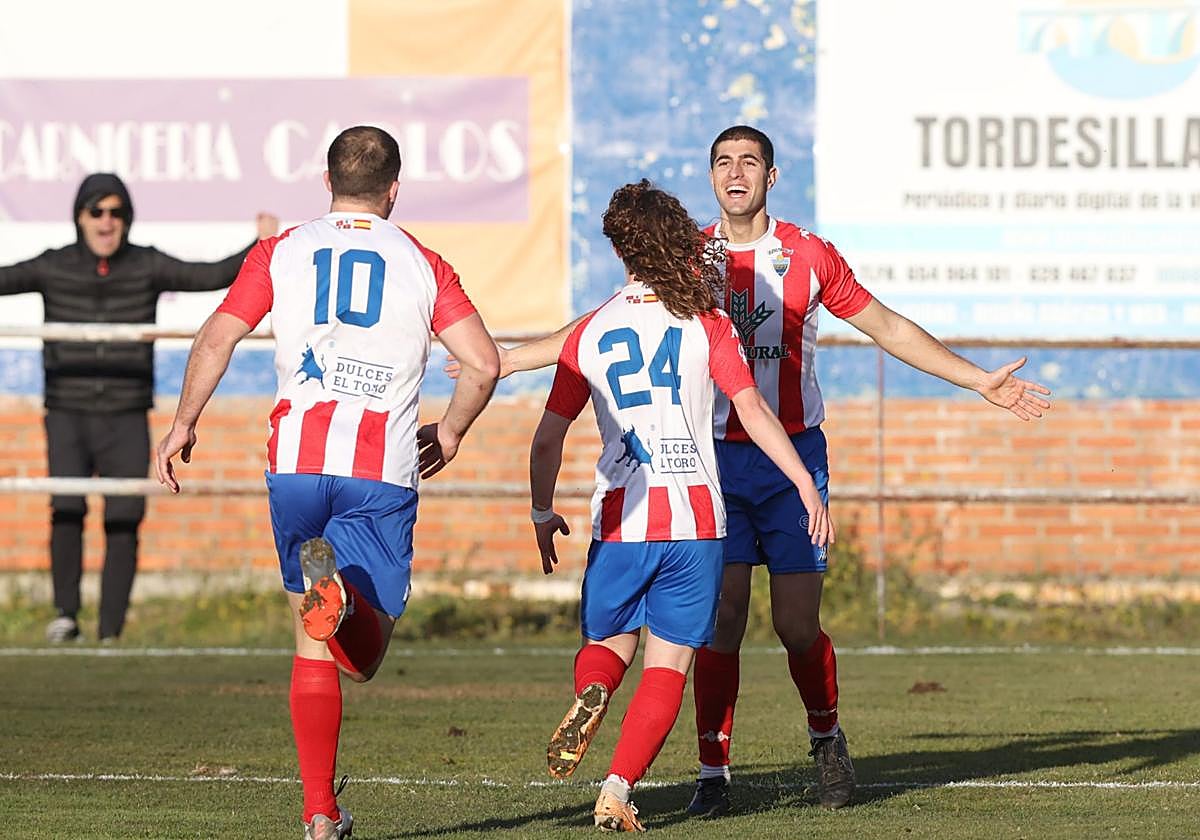 Los jugadores del Tordesillas celebran un gol en Las Salinas.